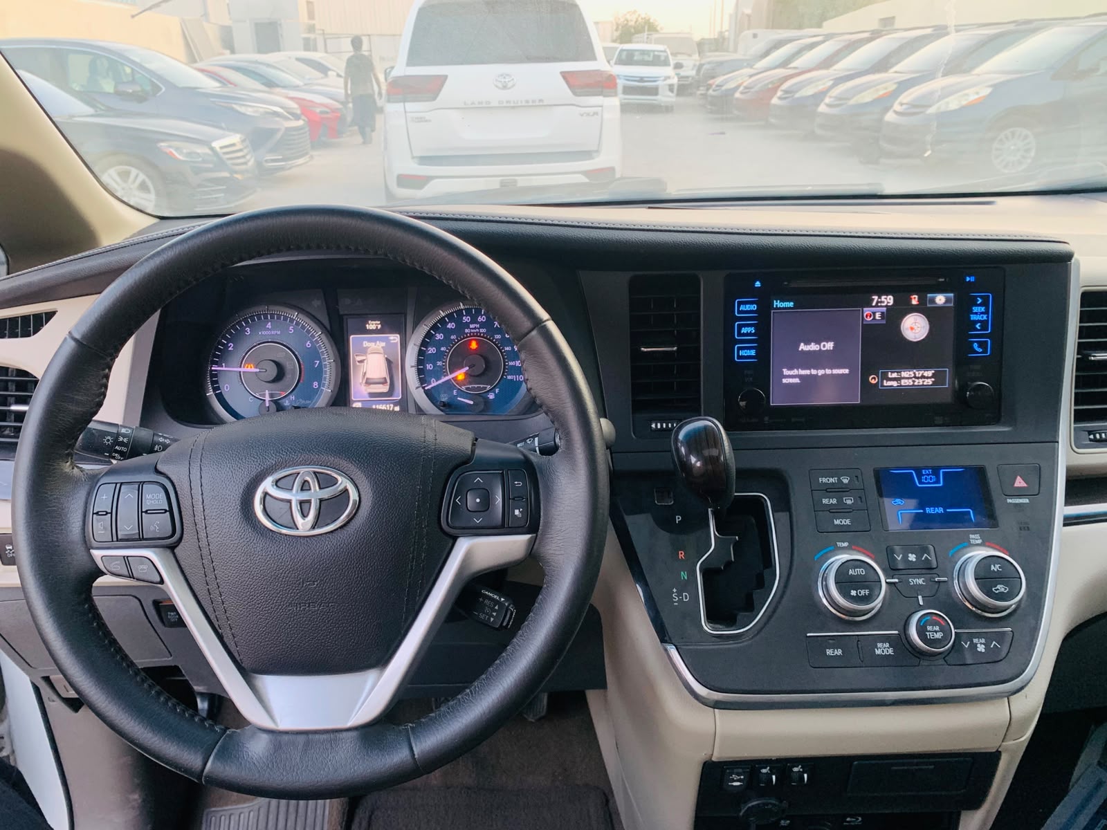 White Toyota Sienna Base 7-Passenger 2017