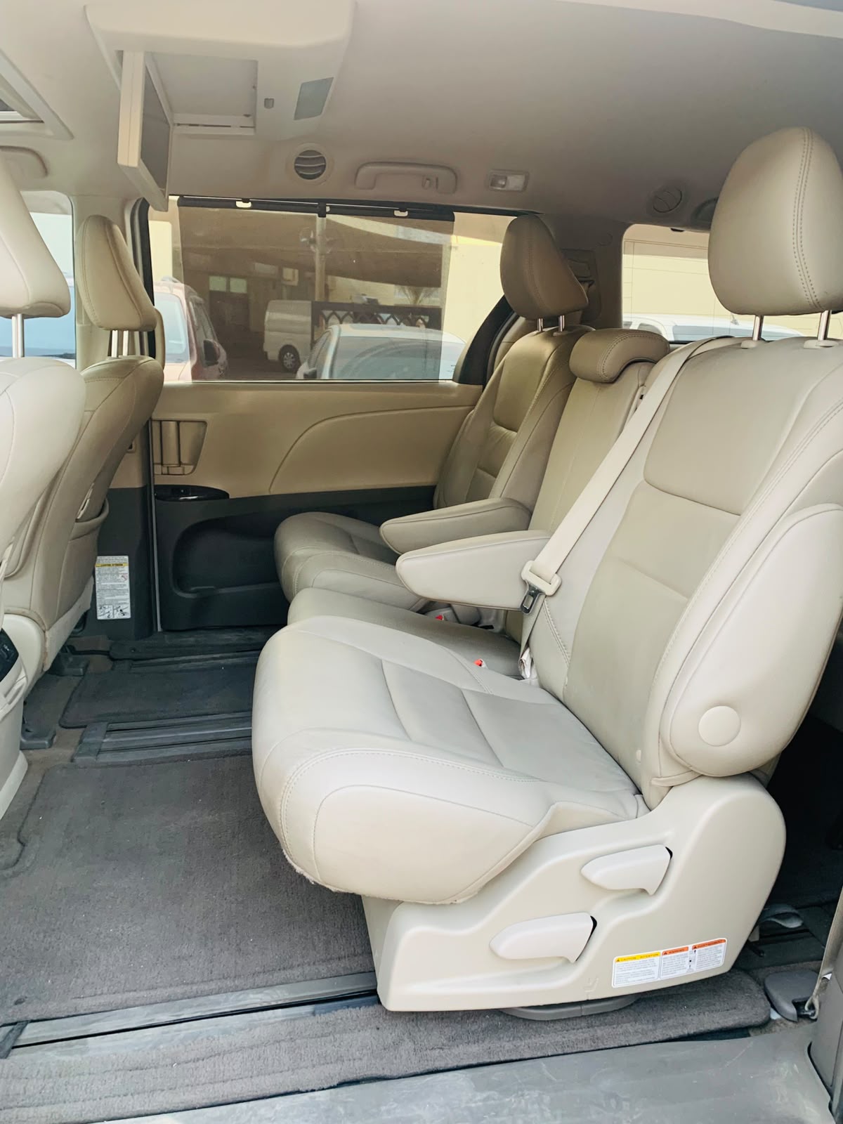 White Toyota Sienna Base 7-Passenger 2017