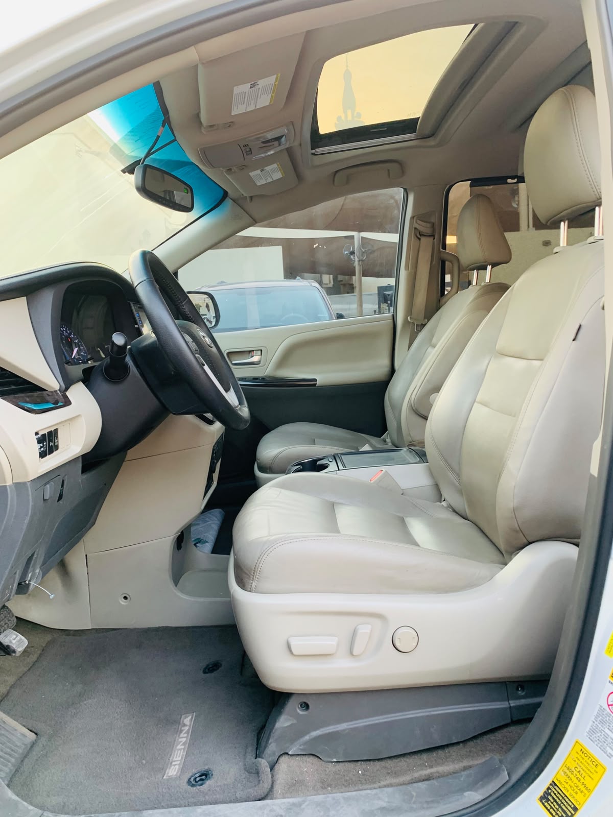 White Toyota Sienna Base 7-Passenger 2017