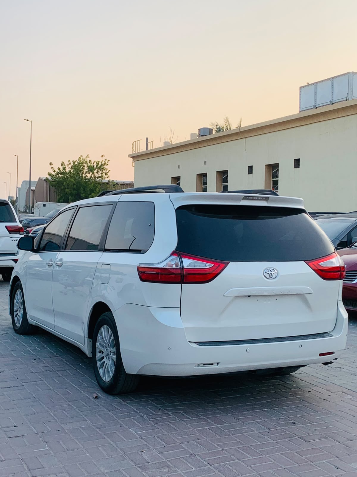 White Toyota Sienna Base 7-Passenger 2017