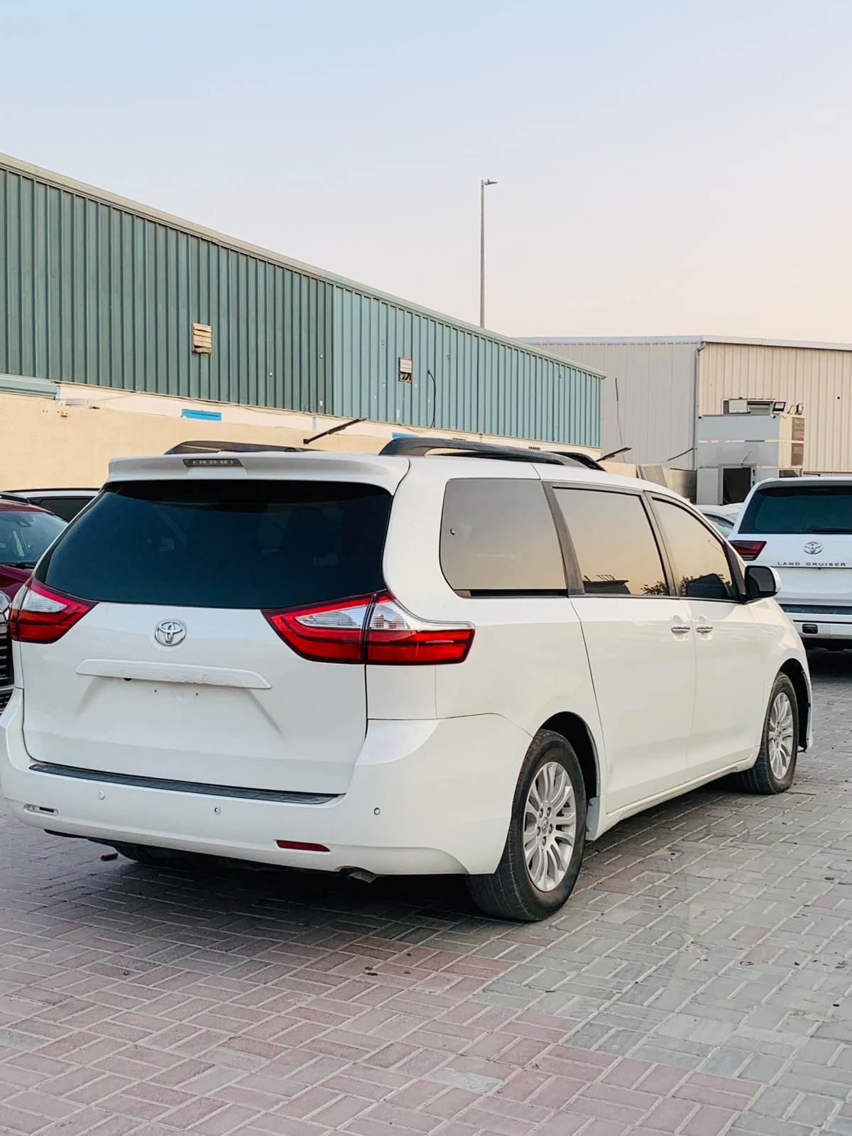 White Toyota Sienna Base 7-Passenger 2017