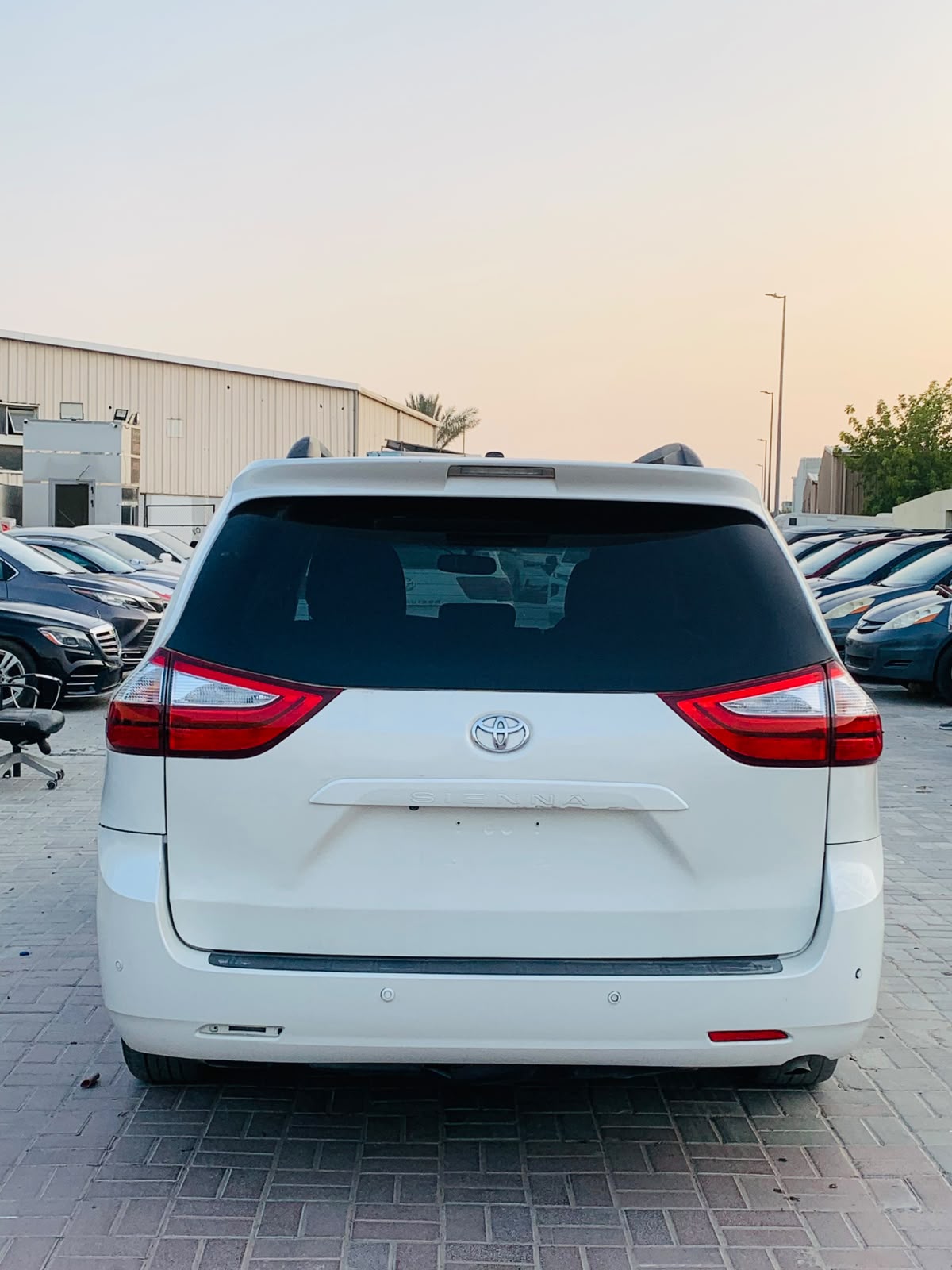 White Toyota Sienna Base 7-Passenger 2017