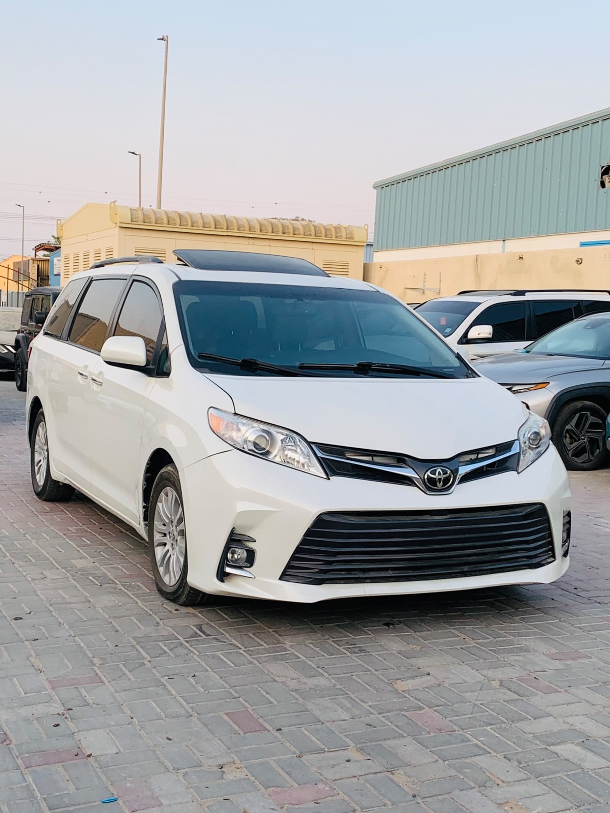 White Toyota Sienna Base 7-Passenger 2017