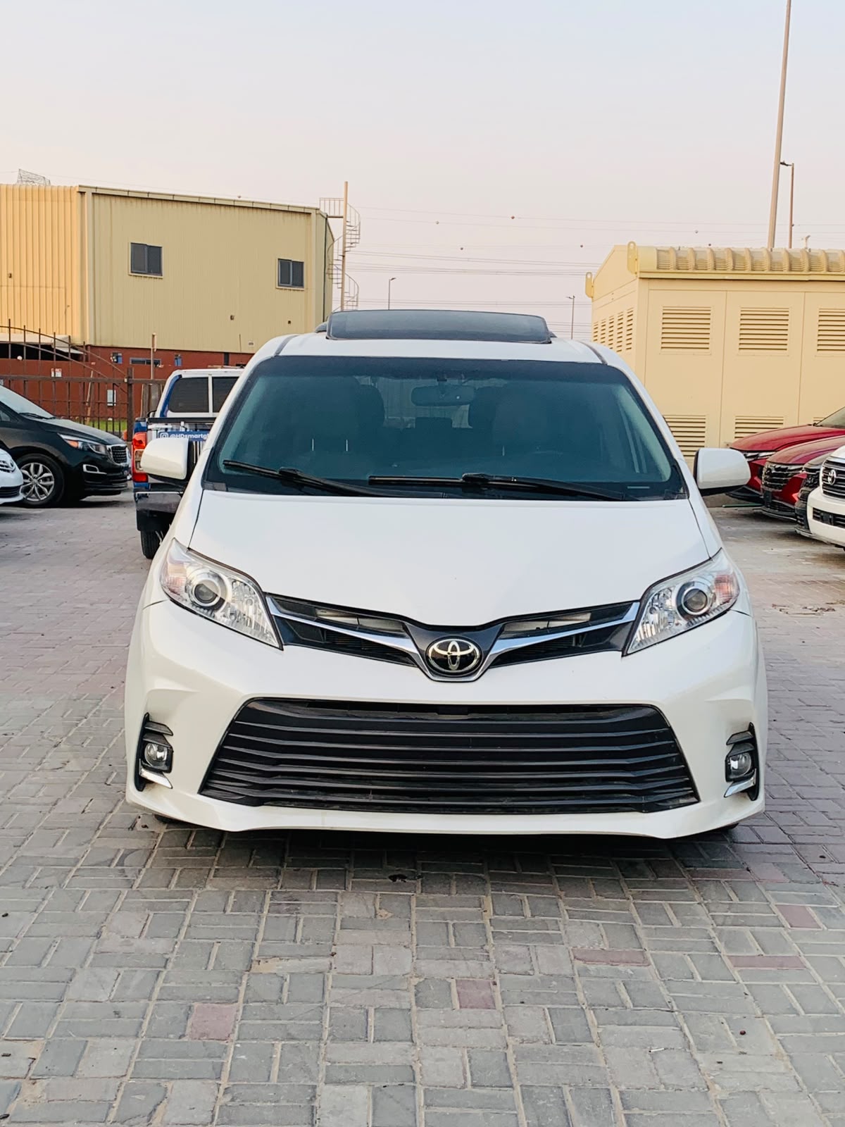 White Toyota Sienna Base 7-Passenger 2017