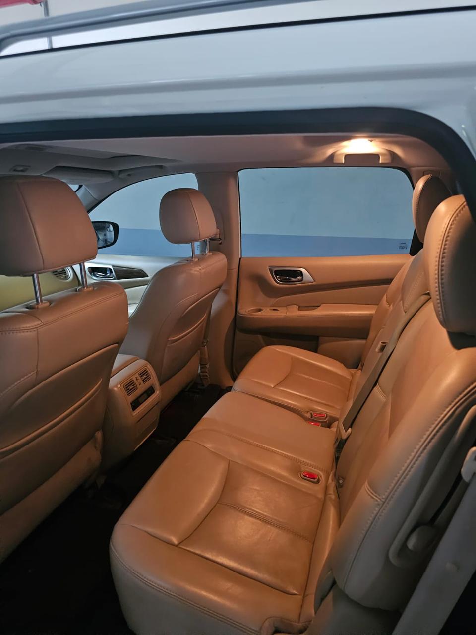 Bianca Nissan Pathfinder SV 2018