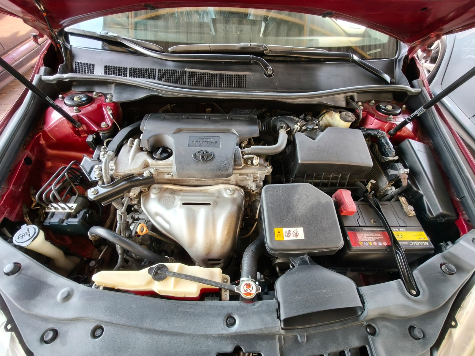 أحمر تويوتا Camry SE 2017