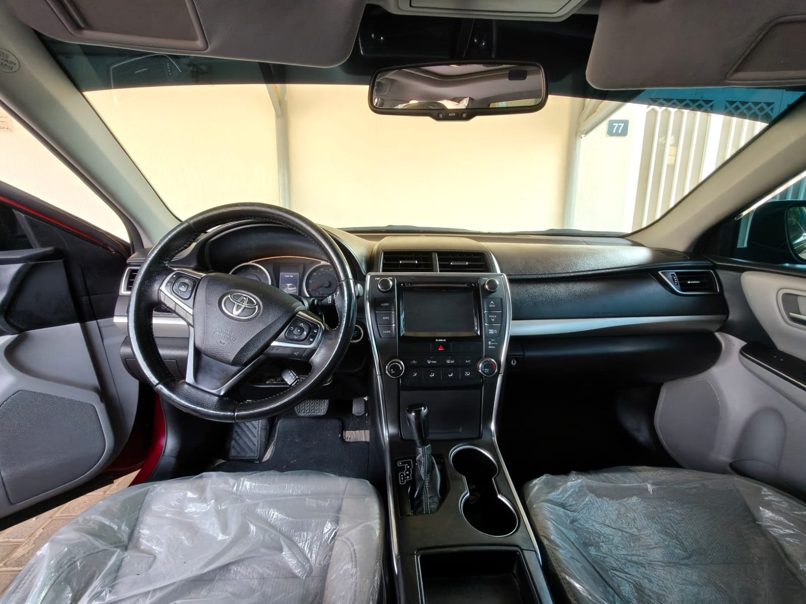 أحمر تويوتا Camry SE 2017