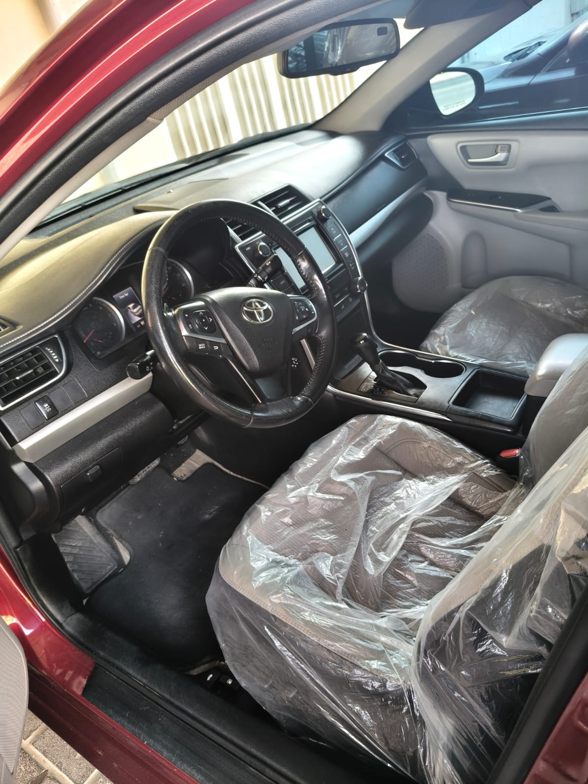 أحمر تويوتا Camry SE 2017