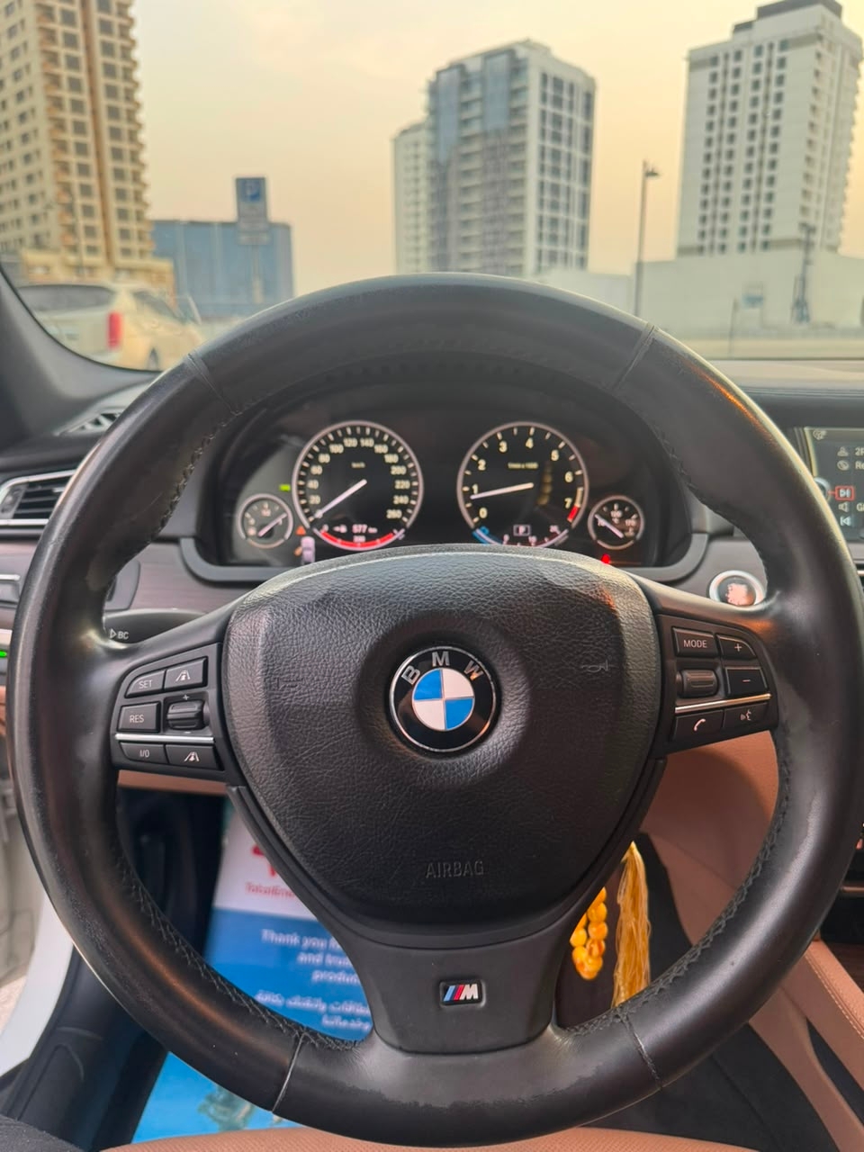 Weiß BMW 750Li 2011