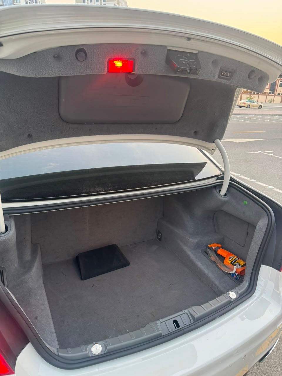 Weiß BMW 750Li 2011
