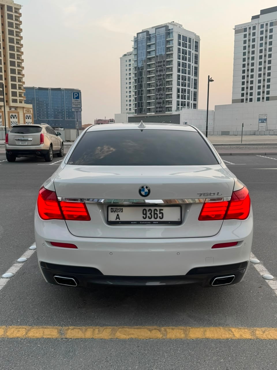Weiß BMW 750Li 2011