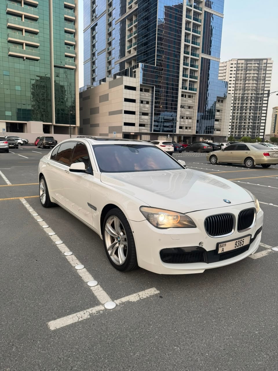 Weiß BMW 750Li 2011