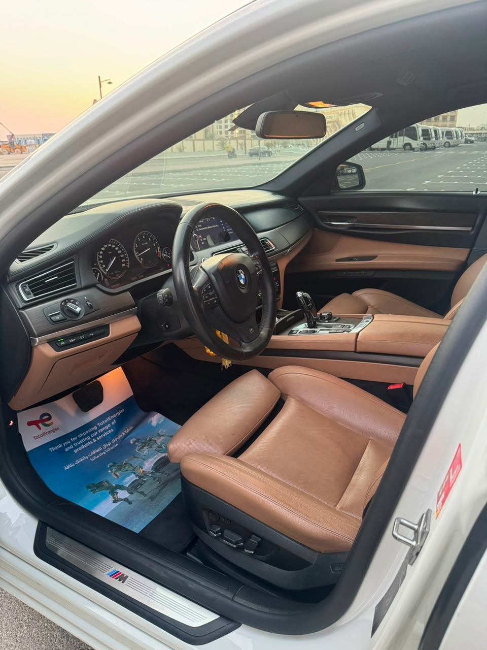Weiß BMW 750Li 2011