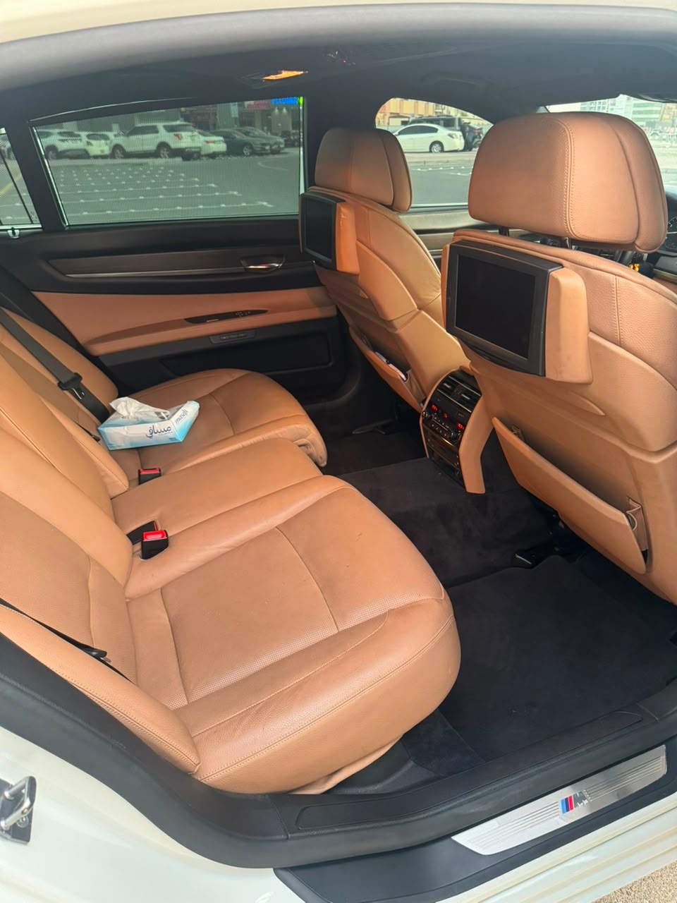 Weiß BMW 750Li 2011