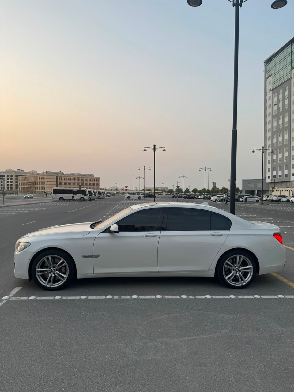 Weiß BMW 750Li 2011