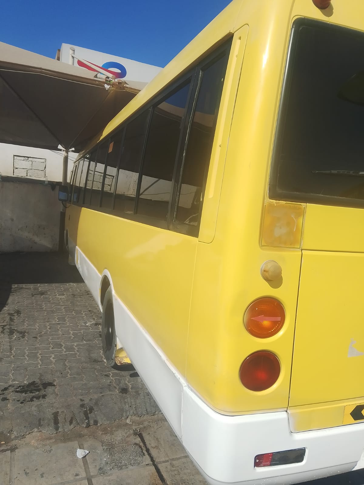 Amarillo Mitsubishi Fuso Rosa 2007