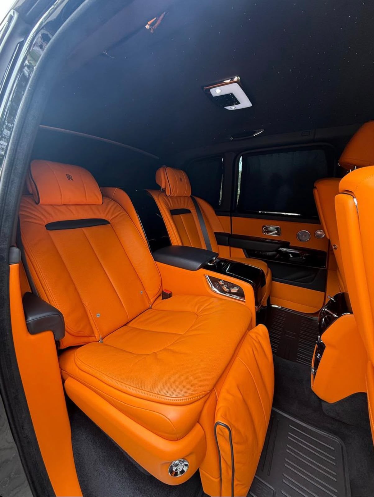 Noir Rolls Royce Cullinan Black Badge 2022