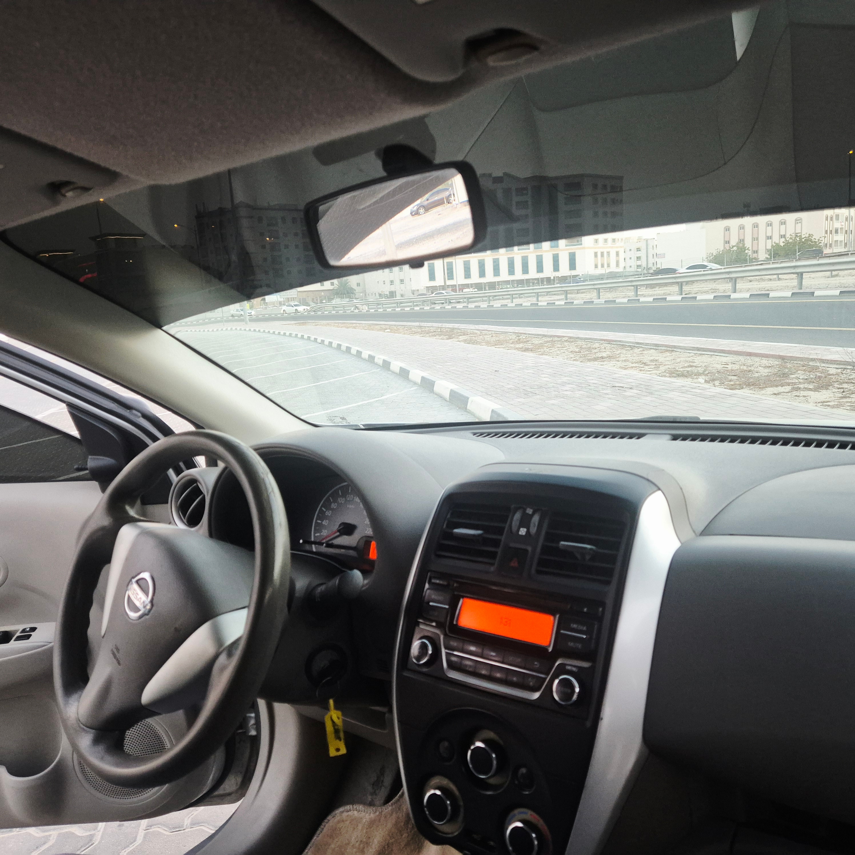 Zilver Nissan Sunny Base 2016