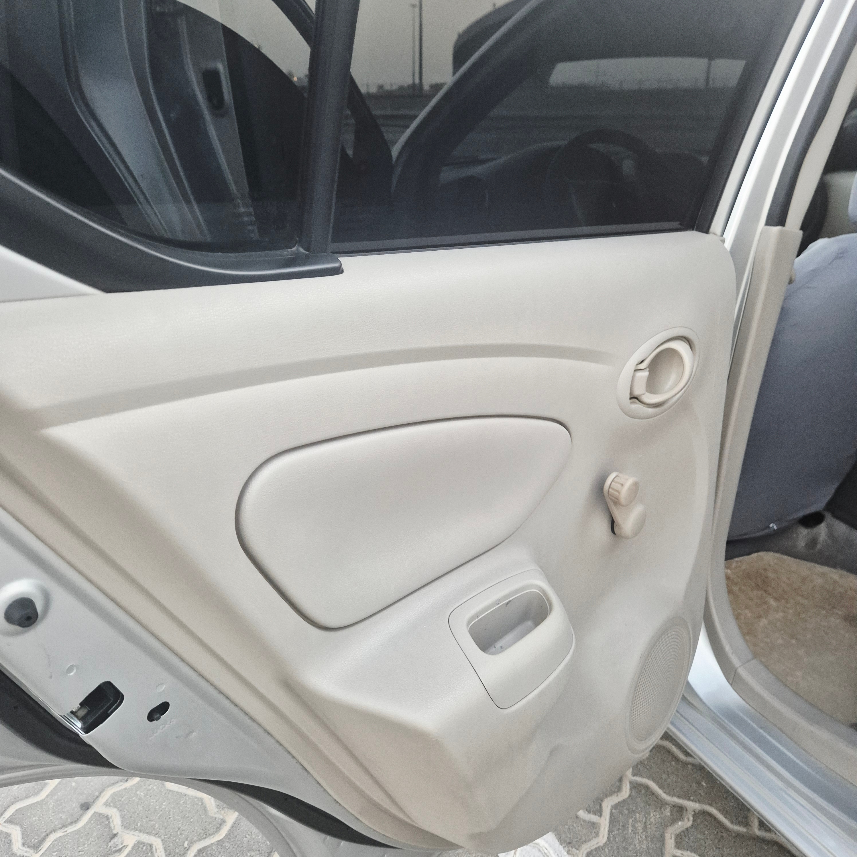 Zilver Nissan Sunny Base 2016