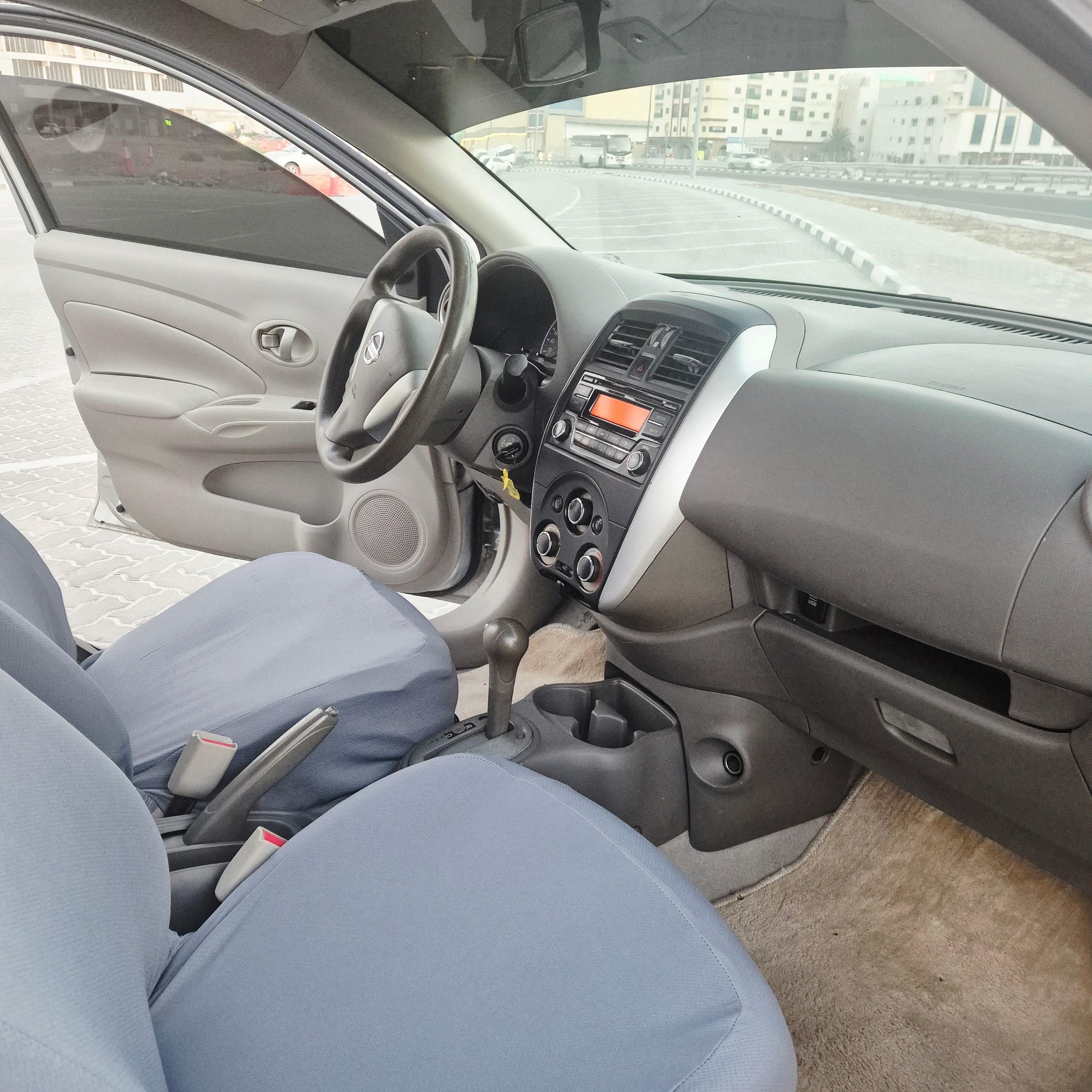 Zilver Nissan Sunny Base 2016