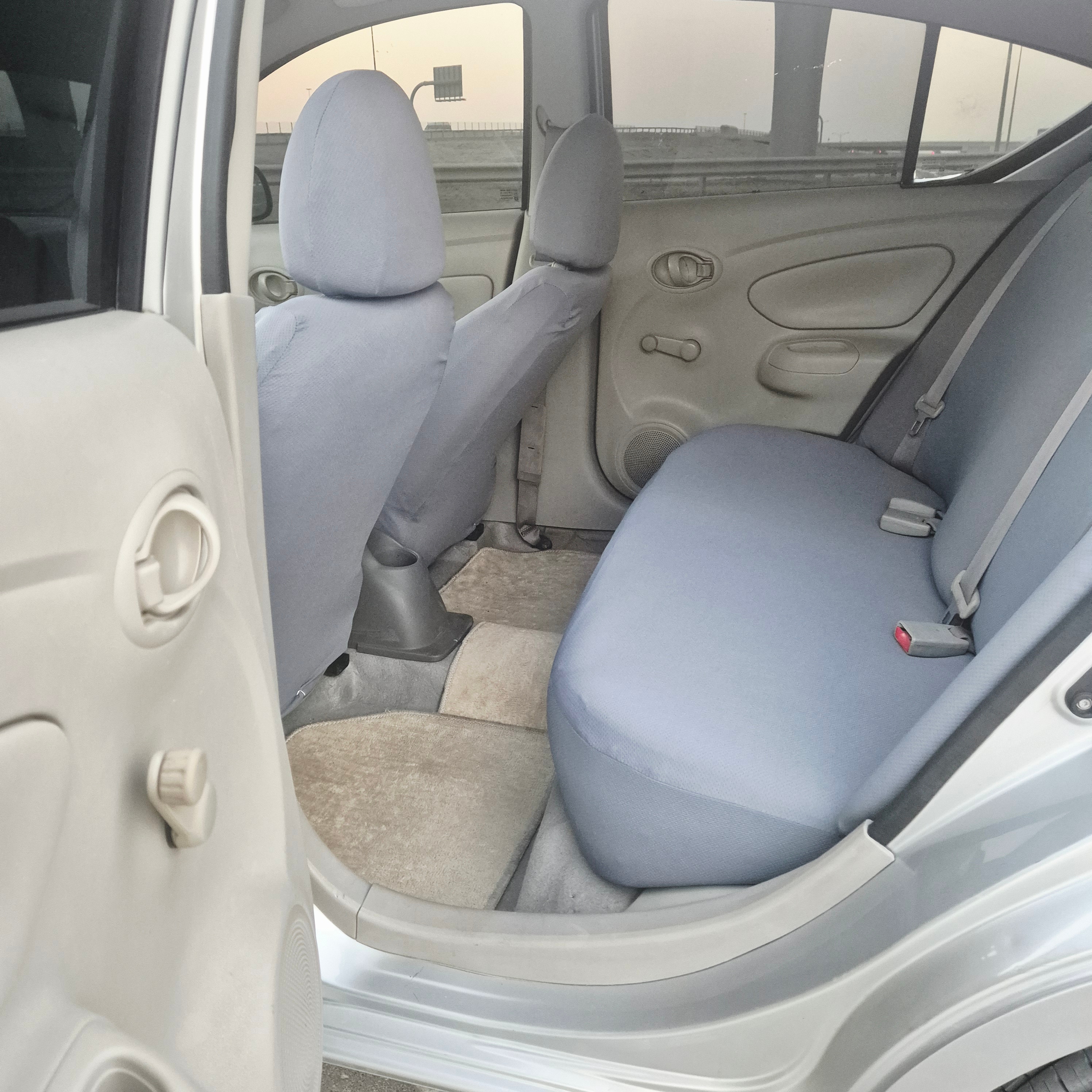 Zilver Nissan Sunny Base 2016