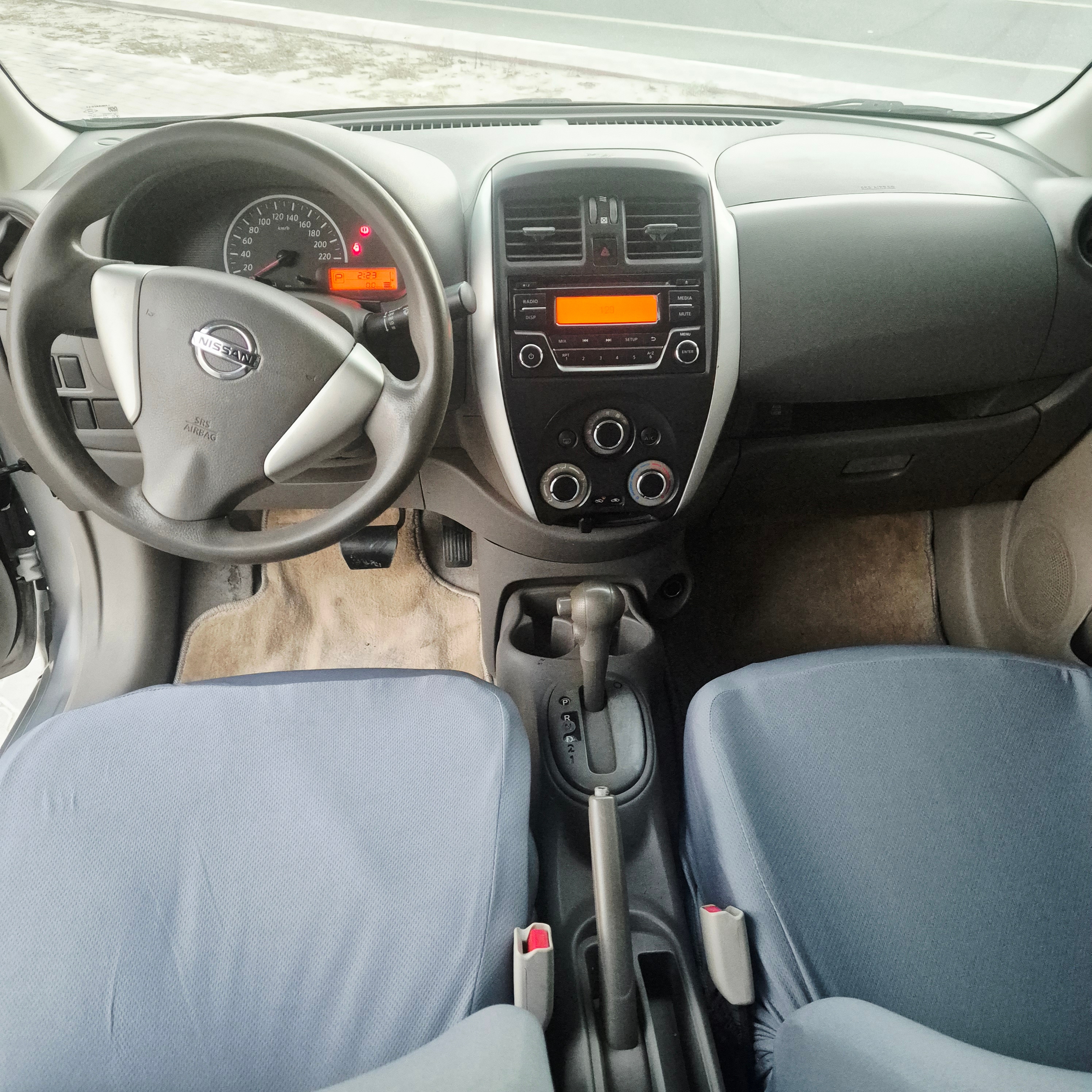 Zilver Nissan Sunny Base 2016