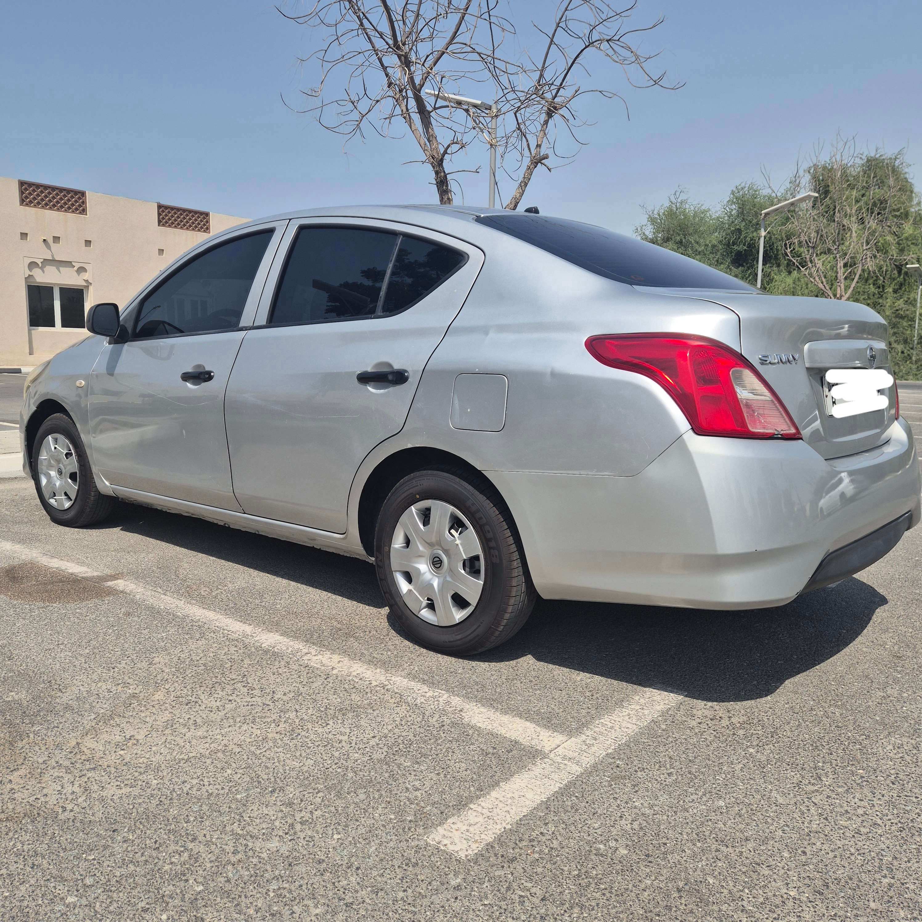 Zilver Nissan Sunny Base 2016