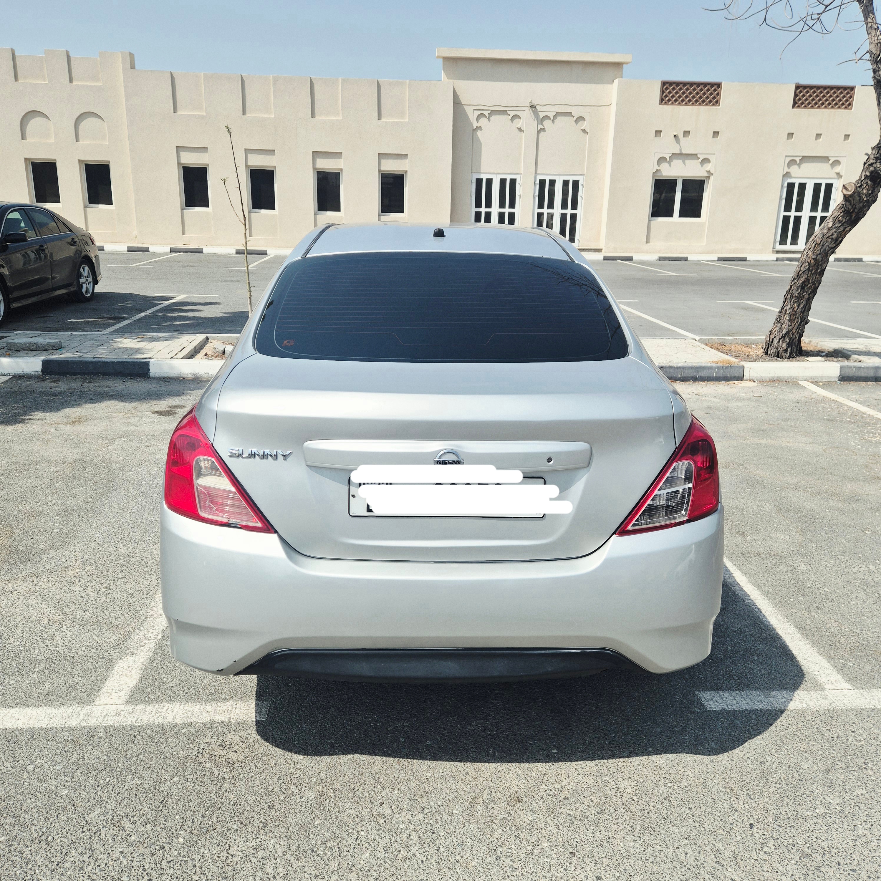 Zilver Nissan Sunny Base 2016