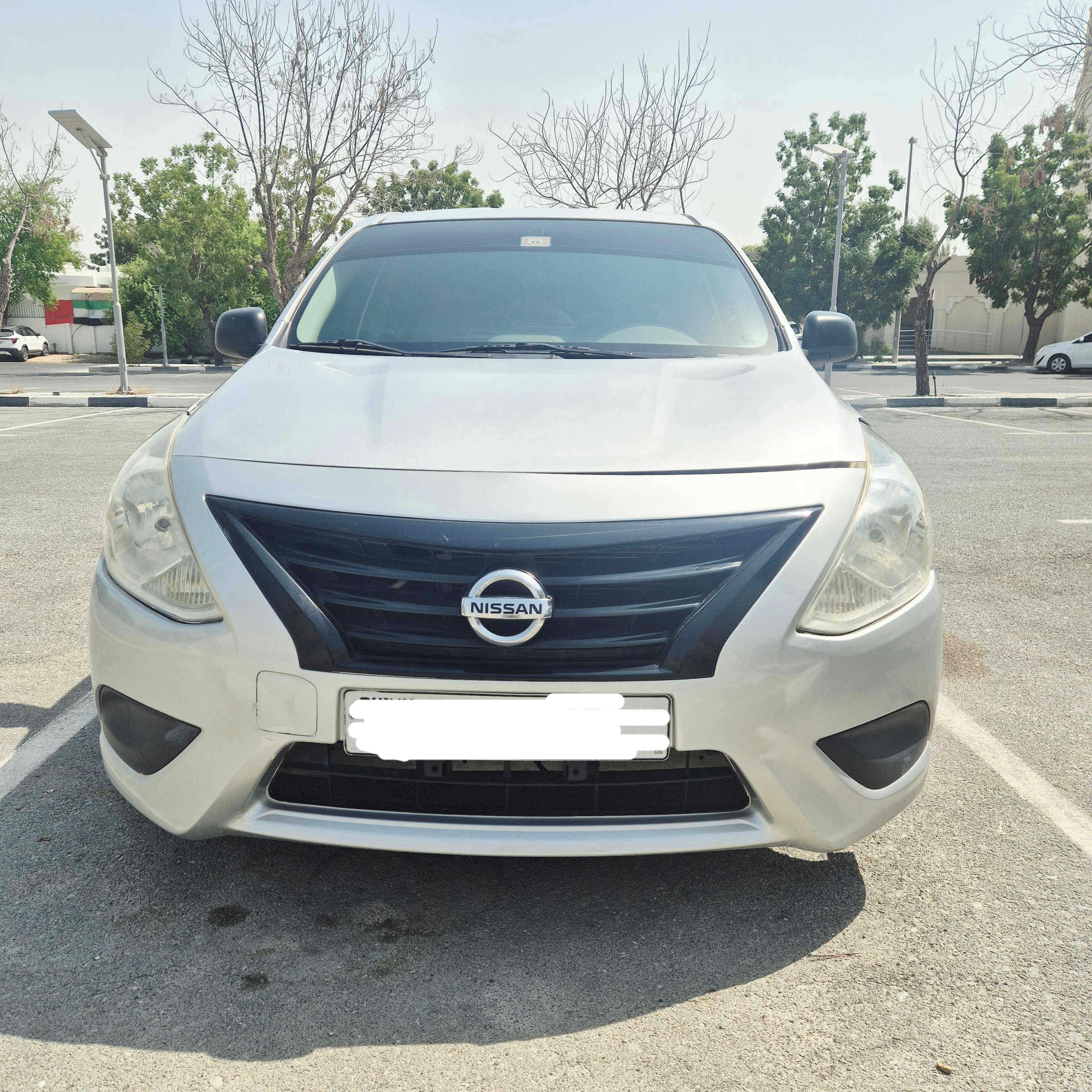 Zilver Nissan Sunny Base 2016