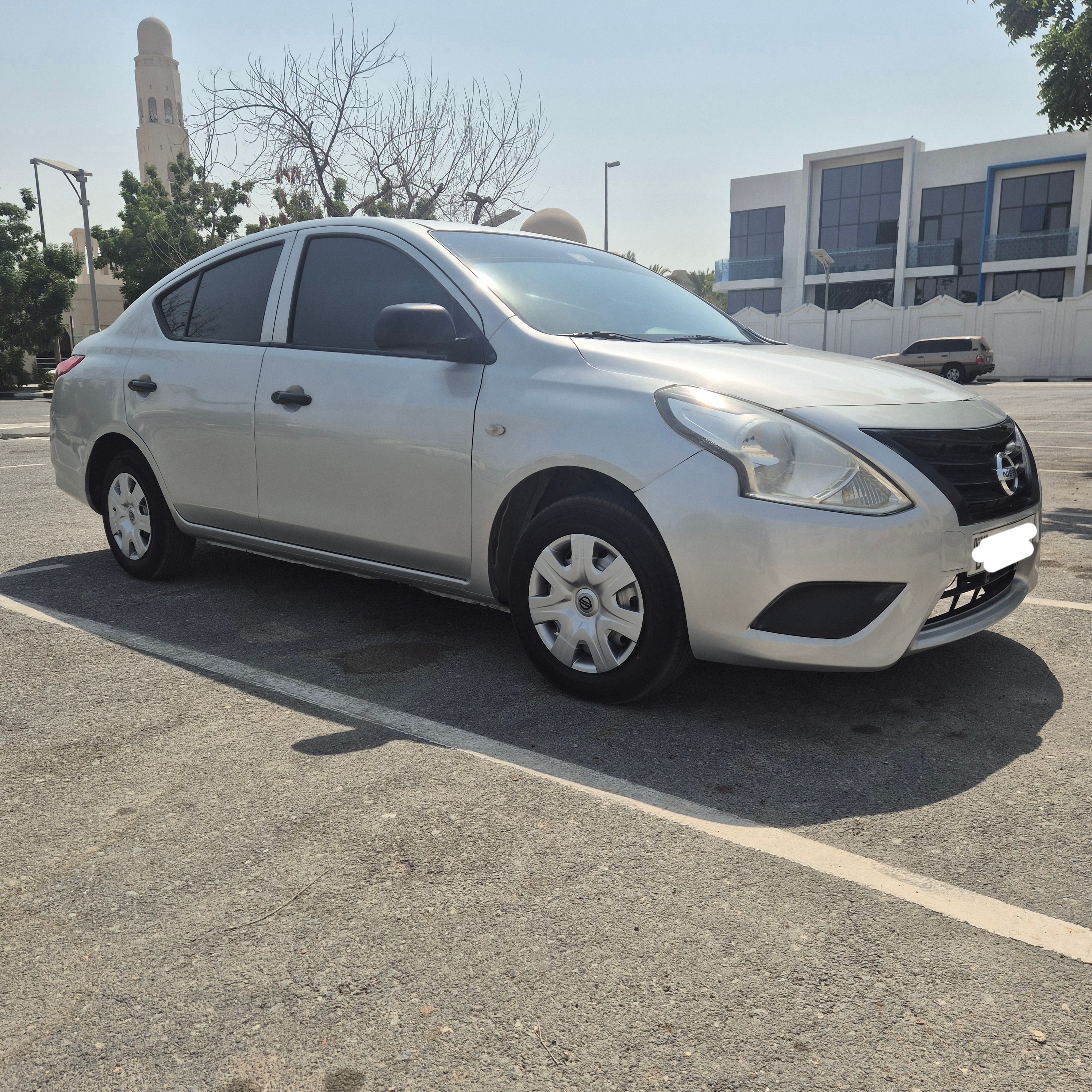 Zilver Nissan Sunny Base 2016