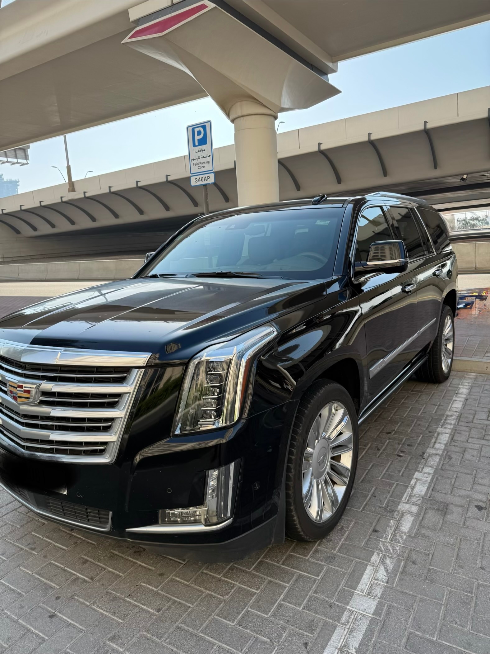 Schwarz Cadillac Escalade Platinum 2018