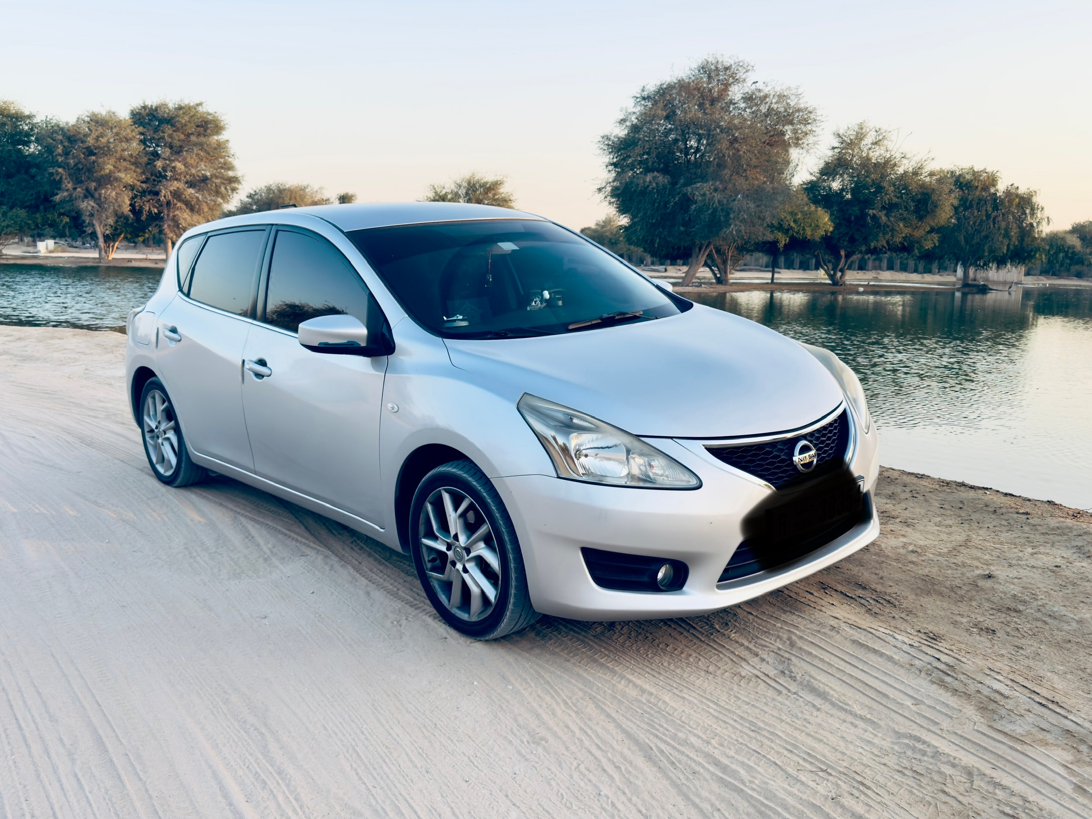 Silber Nissan Tiida 2014 Silber Nissan Tiida 2014