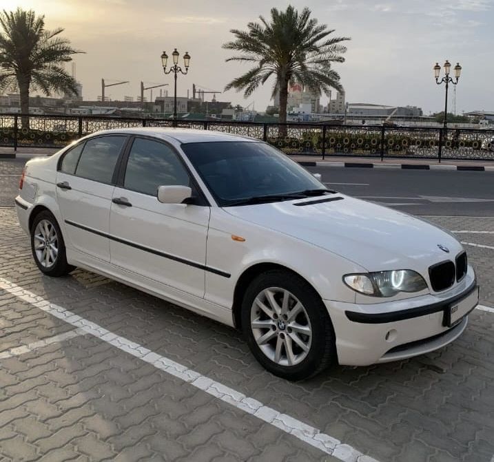 White BMW 318i 2005