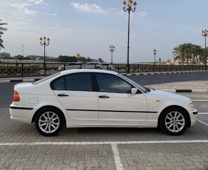 White BMW 318i 2005
