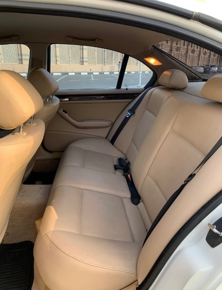 White BMW 318i 2005