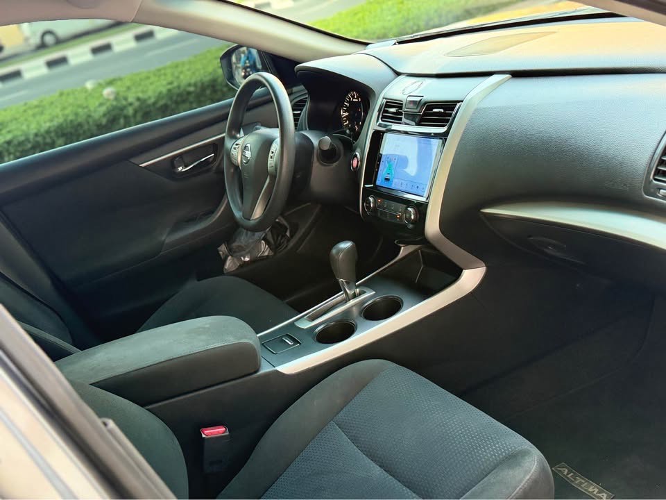 灰色的 日产 Altima S 2015