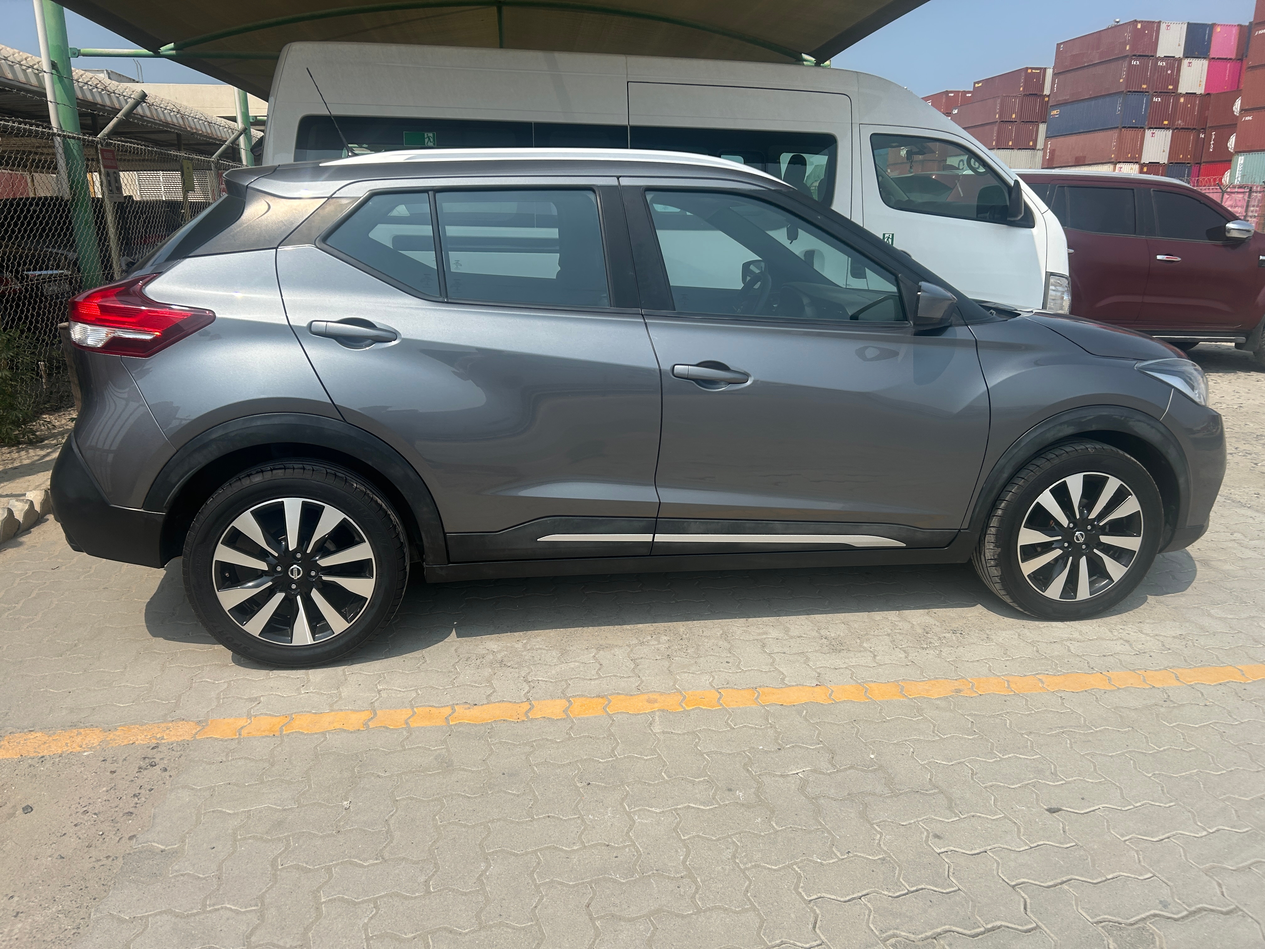 Gray Nissan Kicks S 2018