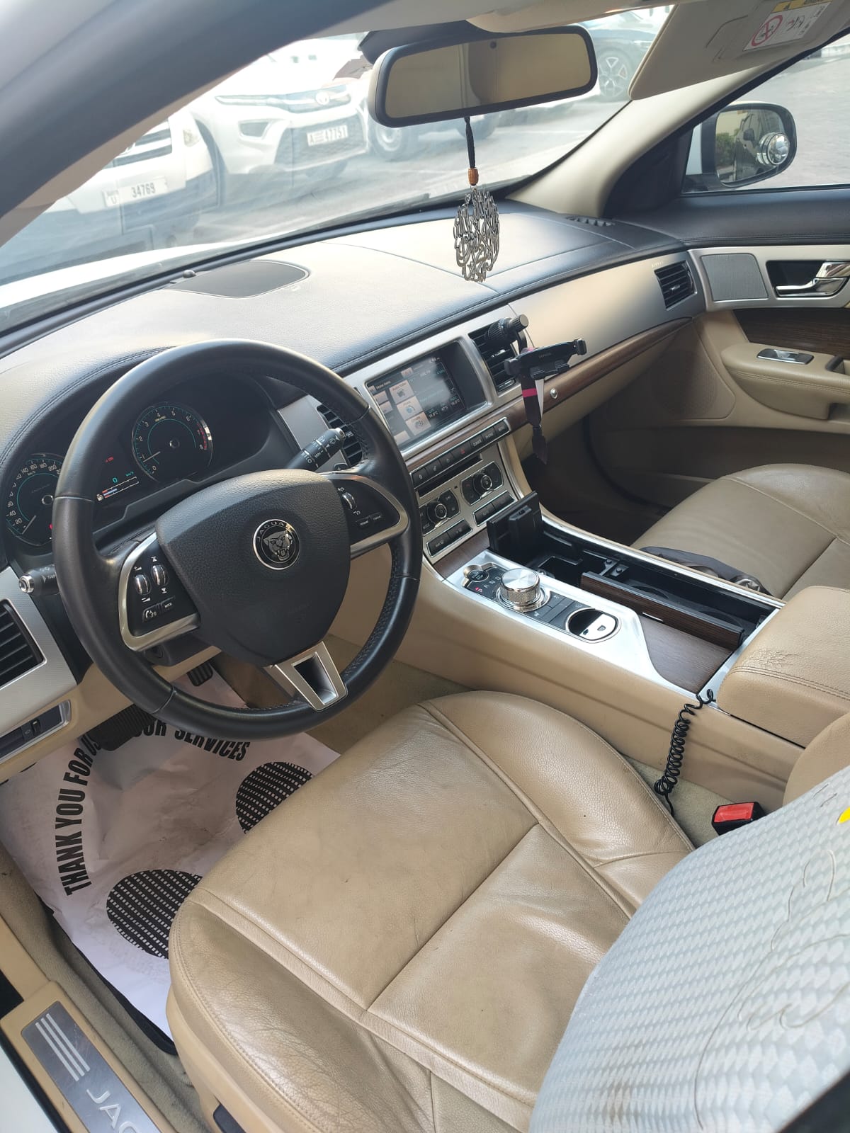 Weiß Jaguar XF 20d Prestige 2015