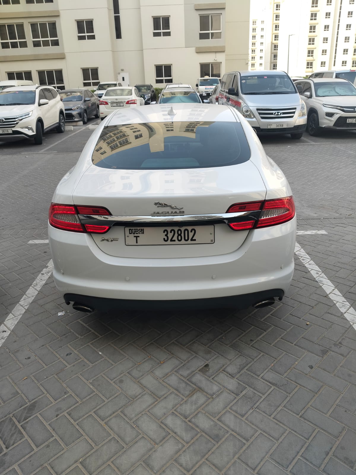Weiß Jaguar XF 20d Prestige 2015