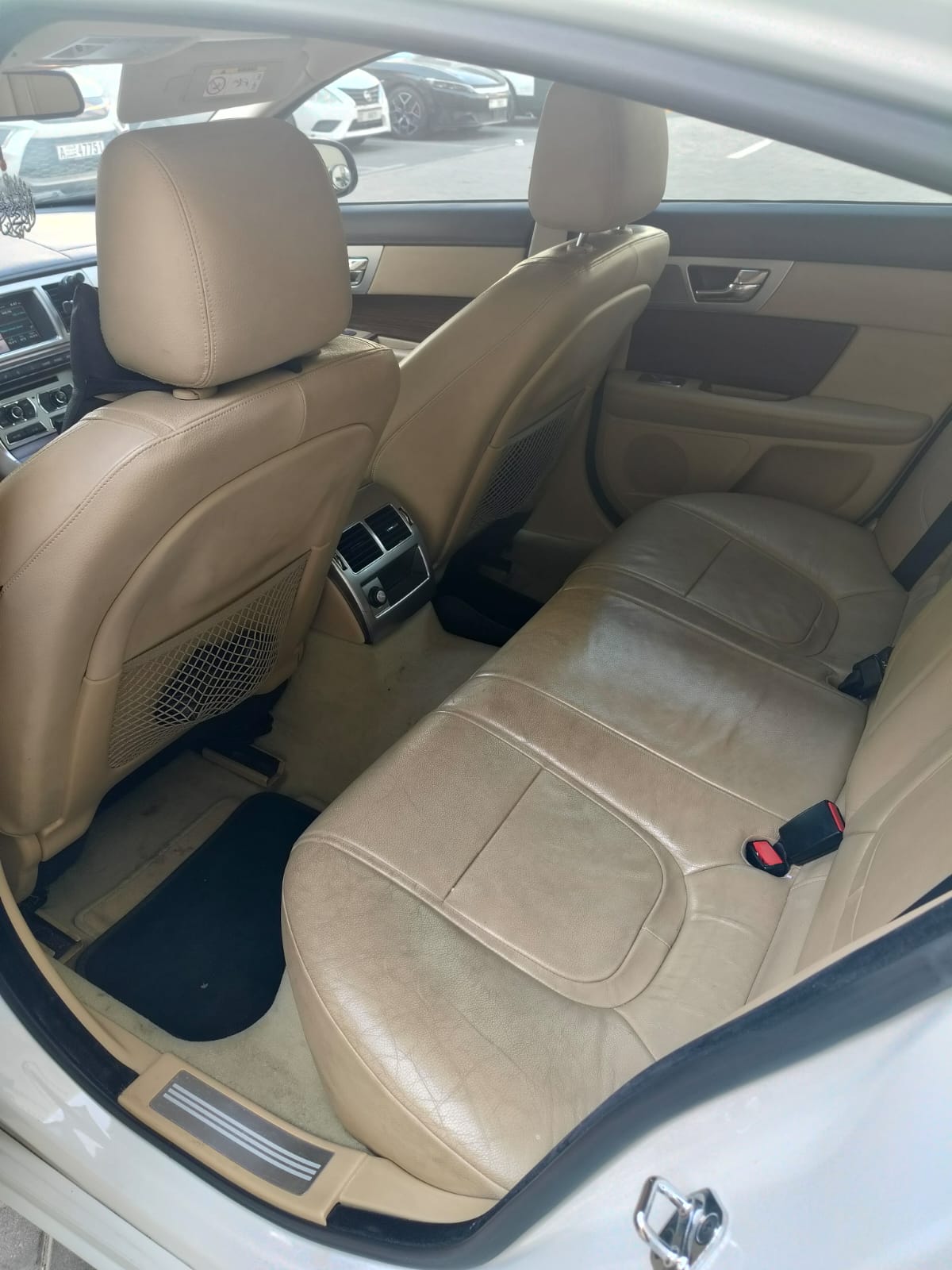 Weiß Jaguar XF 20d Prestige 2015