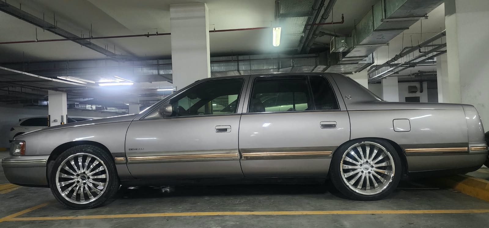 Silver Cadillac DeVille Base 1998 Silver Cadillac DeVille Base 1998