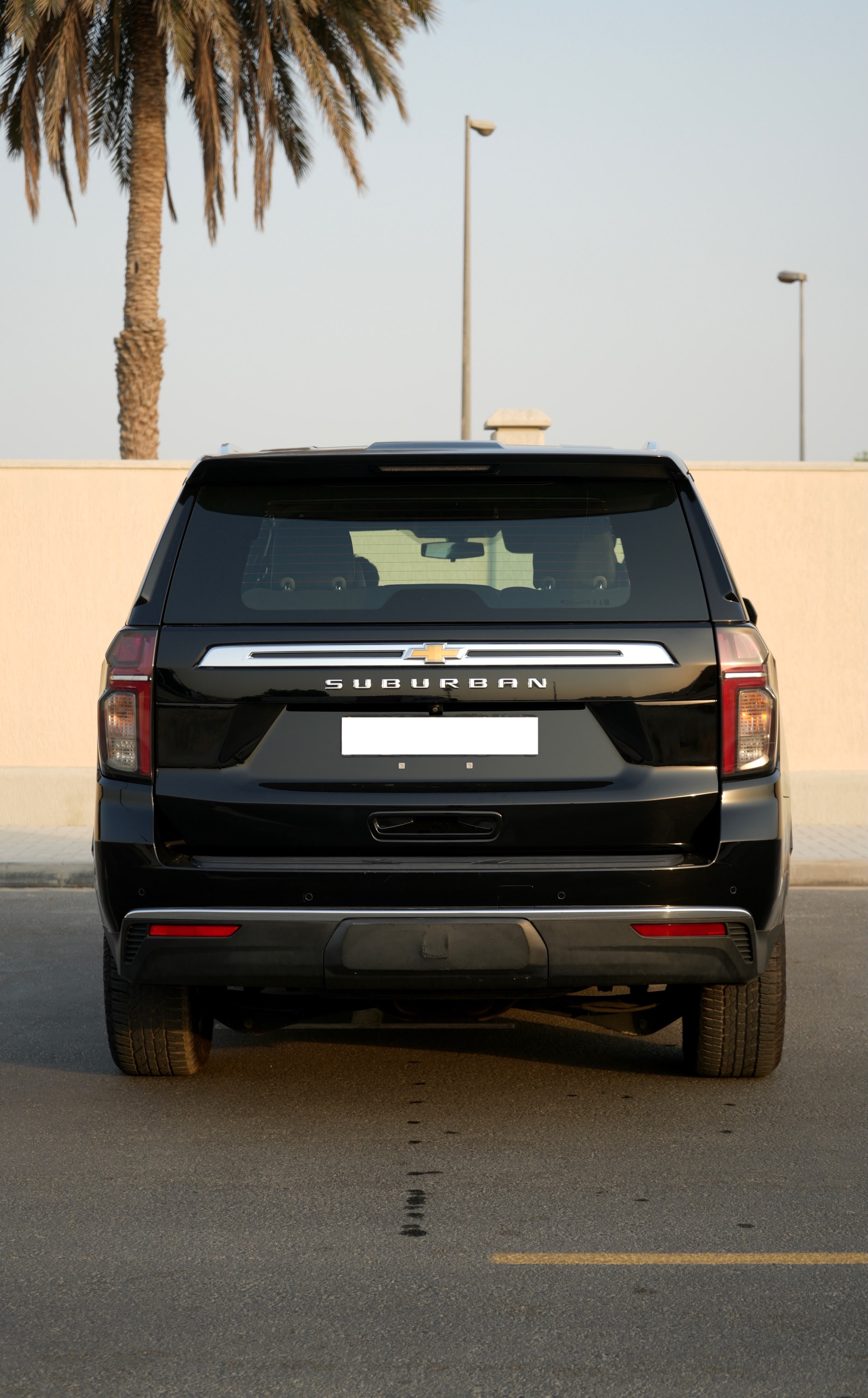 Черный Chevrolet Suburban LS 2021 год