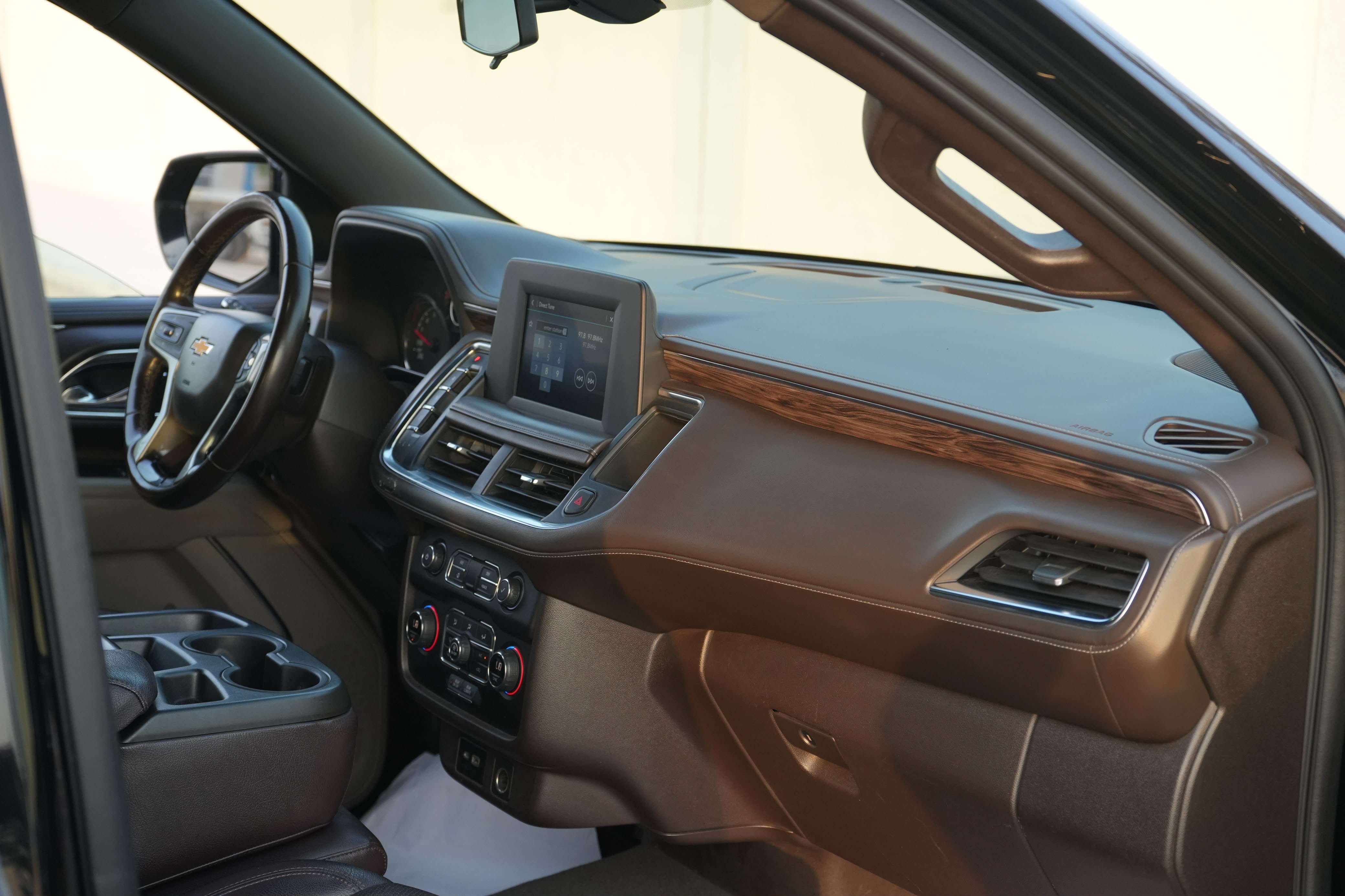 Черный Chevrolet Suburban LS 2021 год