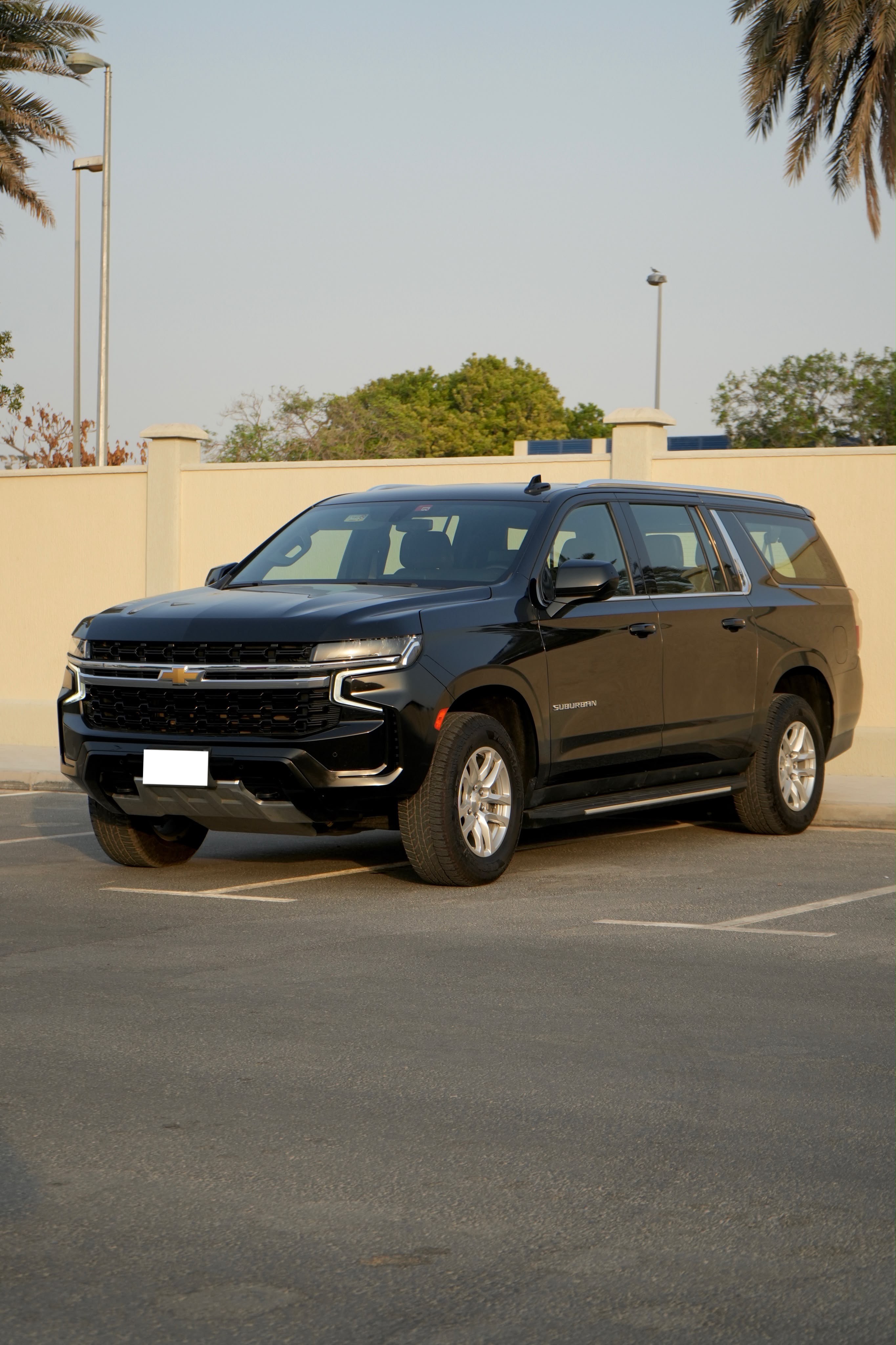 Черный Chevrolet Suburban LS 2021 год