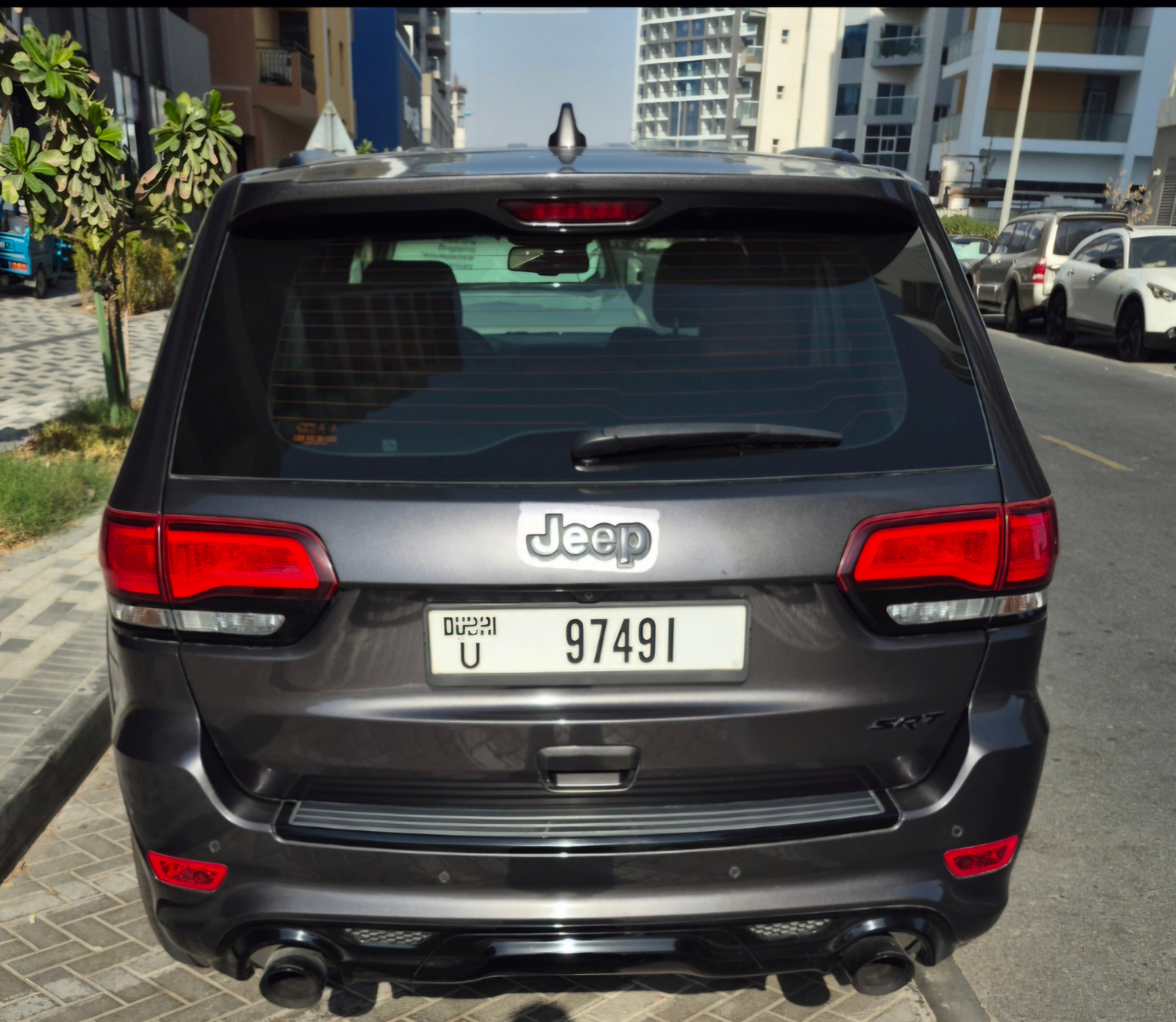 رمادي لامع جيب Grand Cherokee SRT 2015