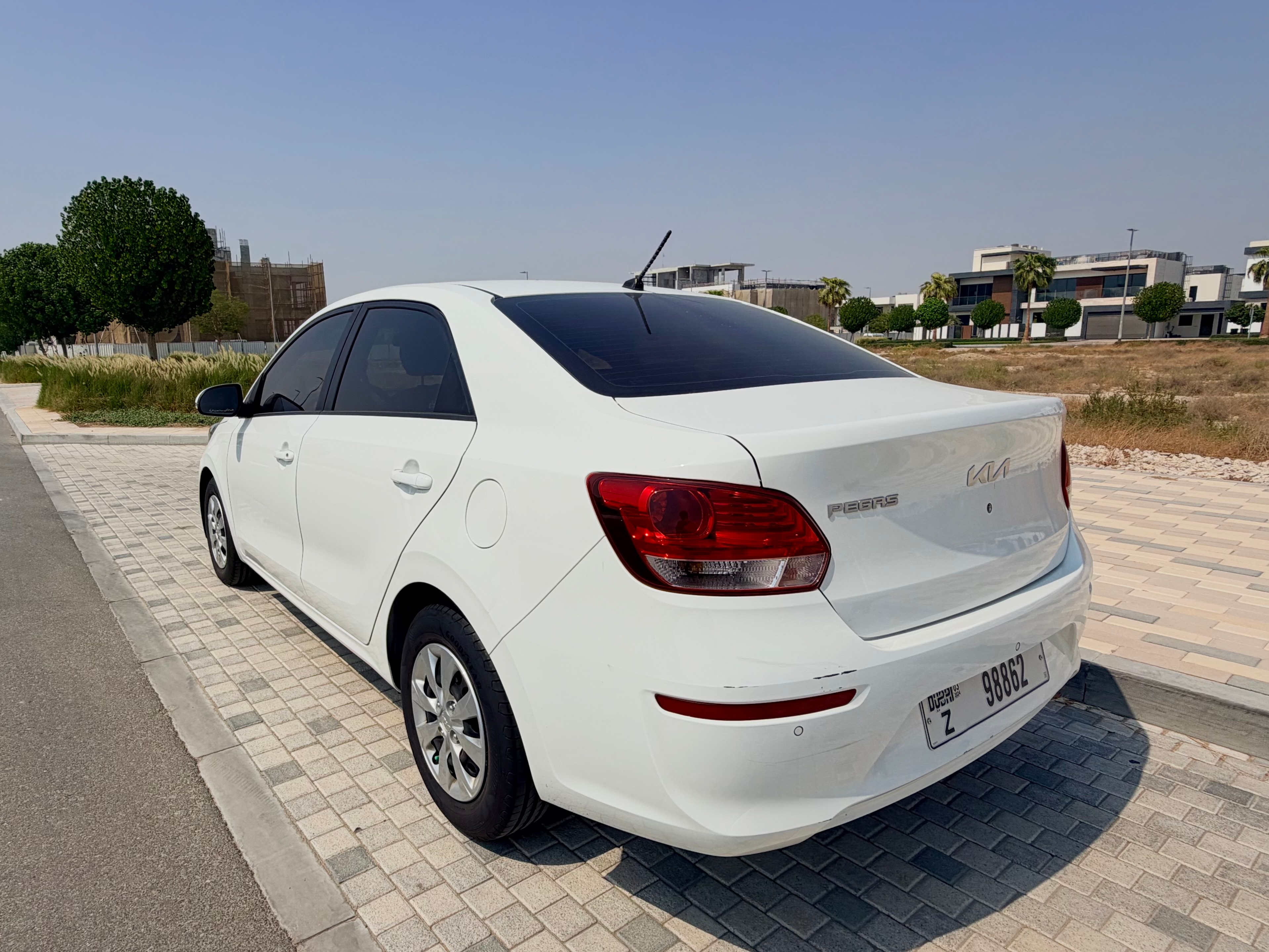 Blanco Kia Pegas 2023