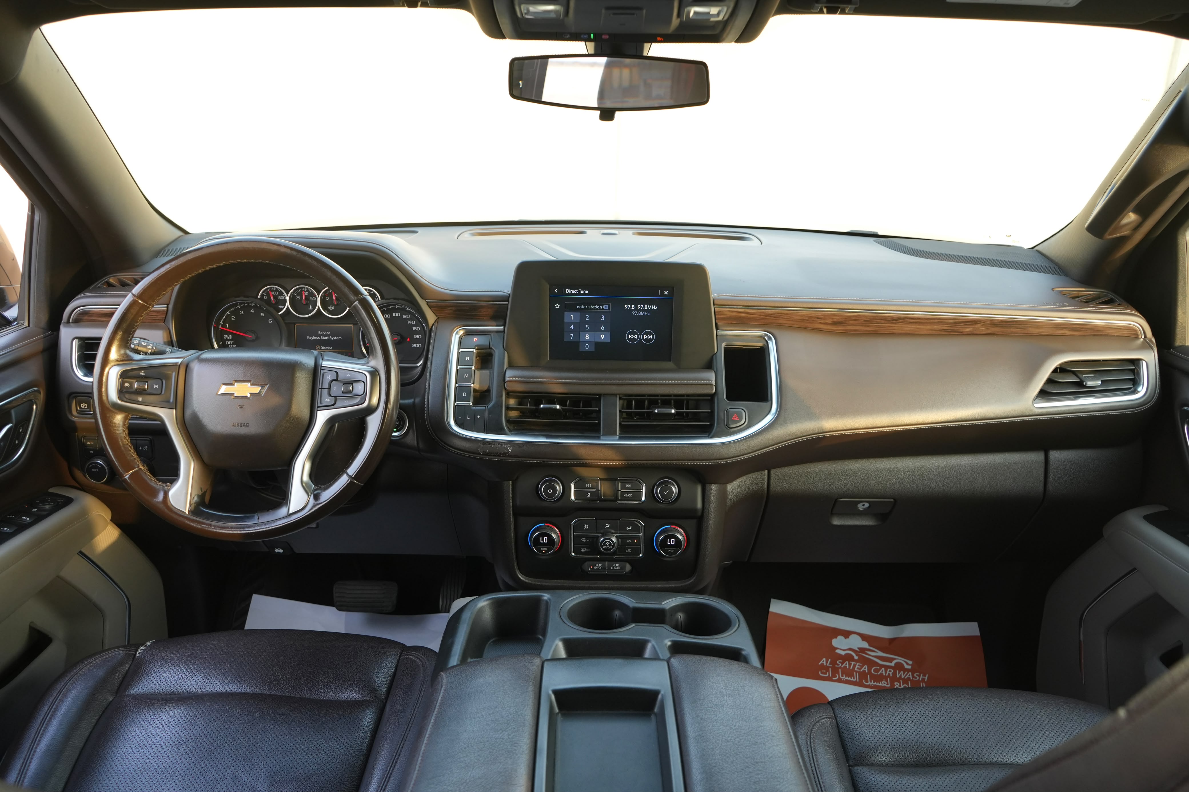 Черный Chevrolet Suburban 1500 LS 2021 год