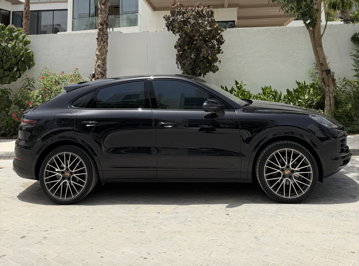 Черный Porsche Cayenne Coupe Base 2021 год Черный Porsche Cayenne Coupe Base 2021 год