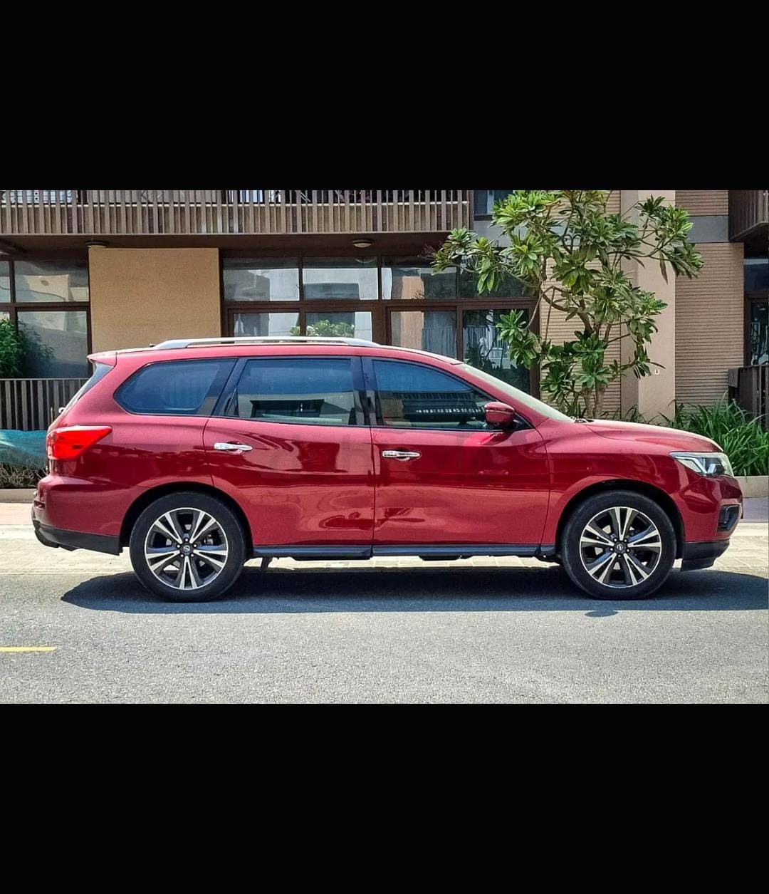 rood Nissan Pathfinder SL 2019 rood Nissan Pathfinder SL 2019