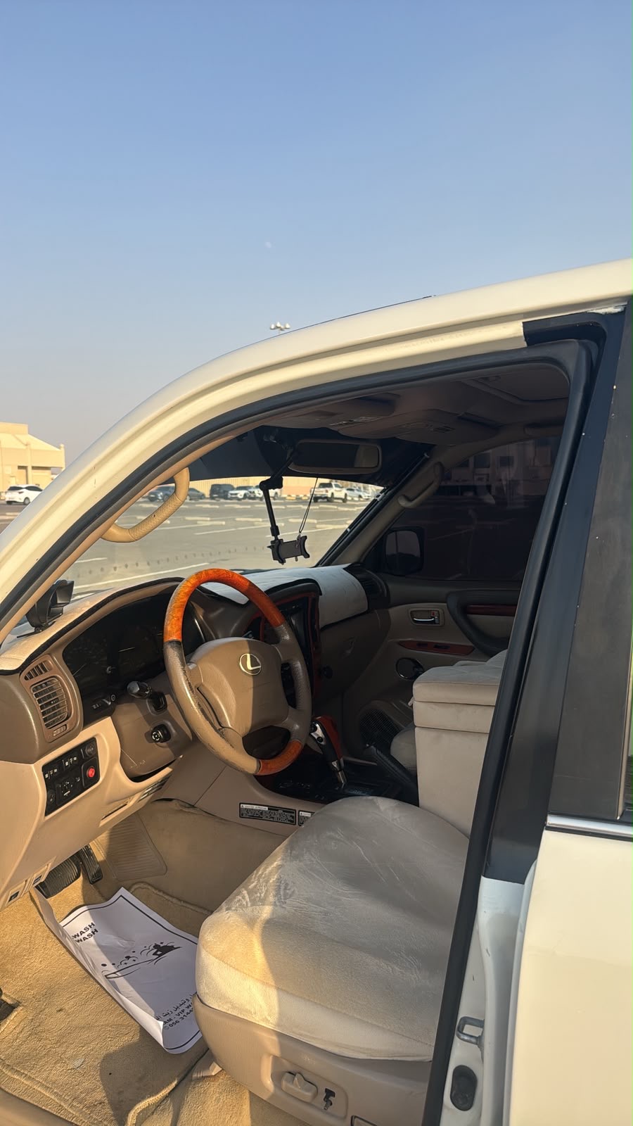 White Lexus LX 470 2002